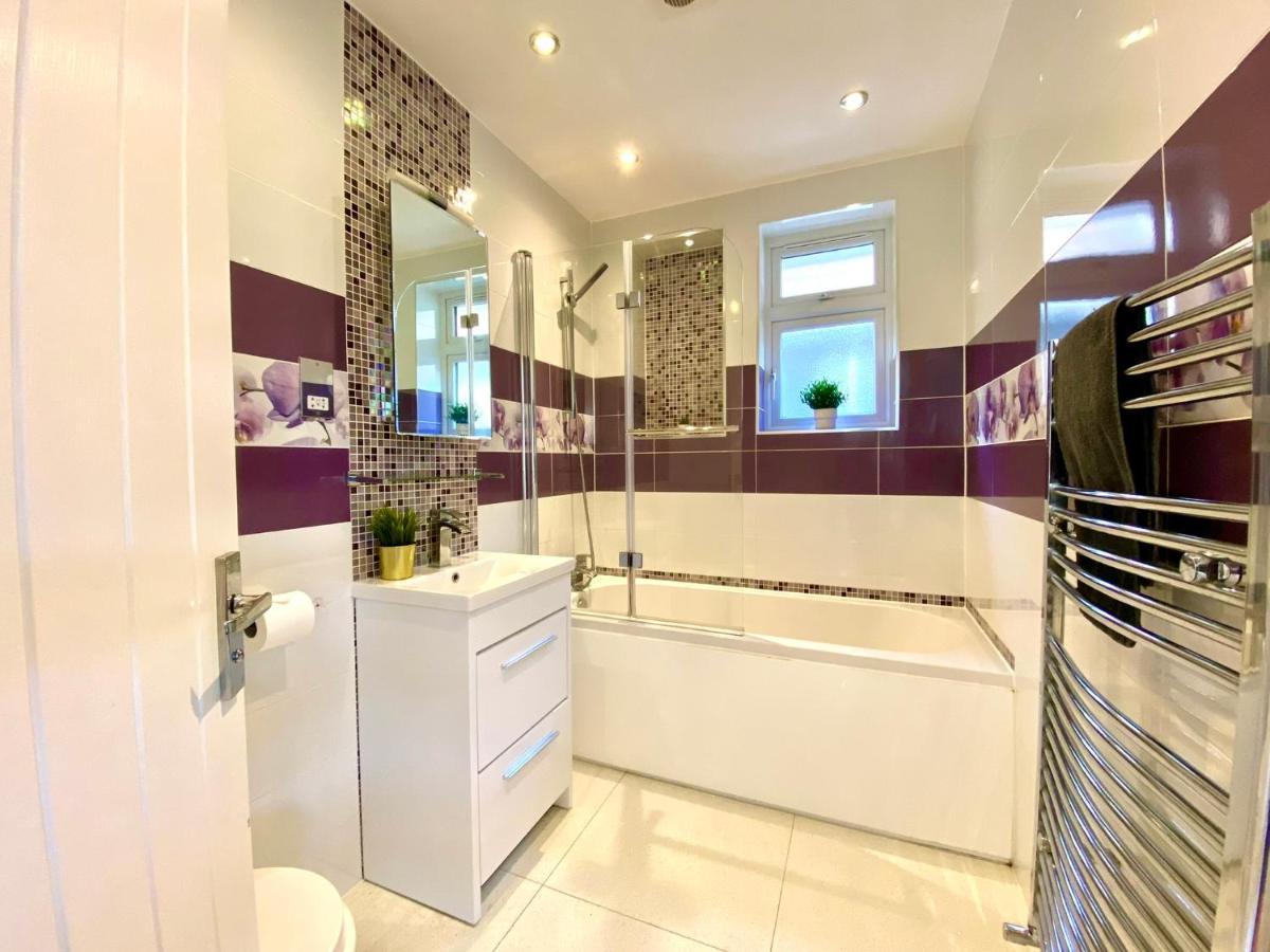 2 Min Walk To The Best Beach! Stunning Newly Refurbished Stylish 2 Bedroom Apartment! - Great Location - Free Parking - Fast Wifi - Smart Tv - Sleeps Up To 4! Close To Bournemouth & Poole Town Centre & Sandbanks Ngoại thất bức ảnh