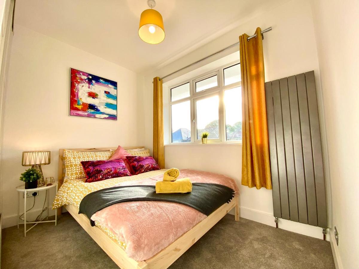 2 Min Walk To The Best Beach! Stunning Newly Refurbished Stylish 2 Bedroom Apartment! - Great Location - Free Parking - Fast Wifi - Smart Tv - Sleeps Up To 4! Close To Bournemouth & Poole Town Centre & Sandbanks Ngoại thất bức ảnh