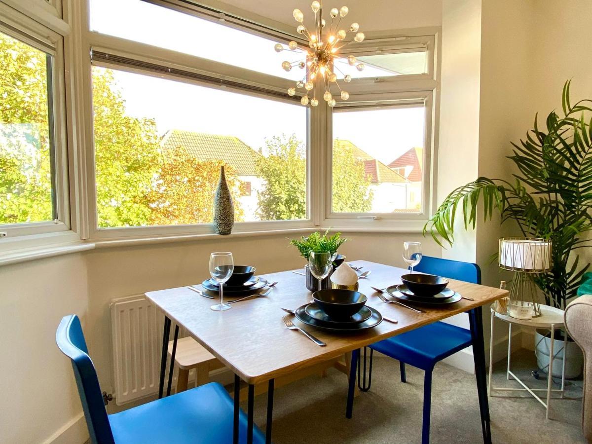 2 Min Walk To The Best Beach! Stunning Newly Refurbished Stylish 2 Bedroom Apartment! - Great Location - Free Parking - Fast Wifi - Smart Tv - Sleeps Up To 4! Close To Bournemouth & Poole Town Centre & Sandbanks Ngoại thất bức ảnh