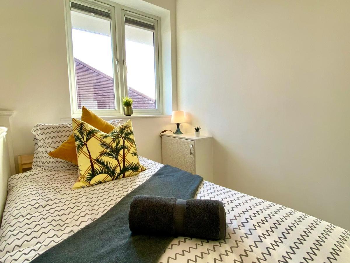 2 Min Walk To The Best Beach! Stunning Newly Refurbished Stylish 2 Bedroom Apartment! - Great Location - Free Parking - Fast Wifi - Smart Tv - Sleeps Up To 4! Close To Bournemouth & Poole Town Centre & Sandbanks Ngoại thất bức ảnh