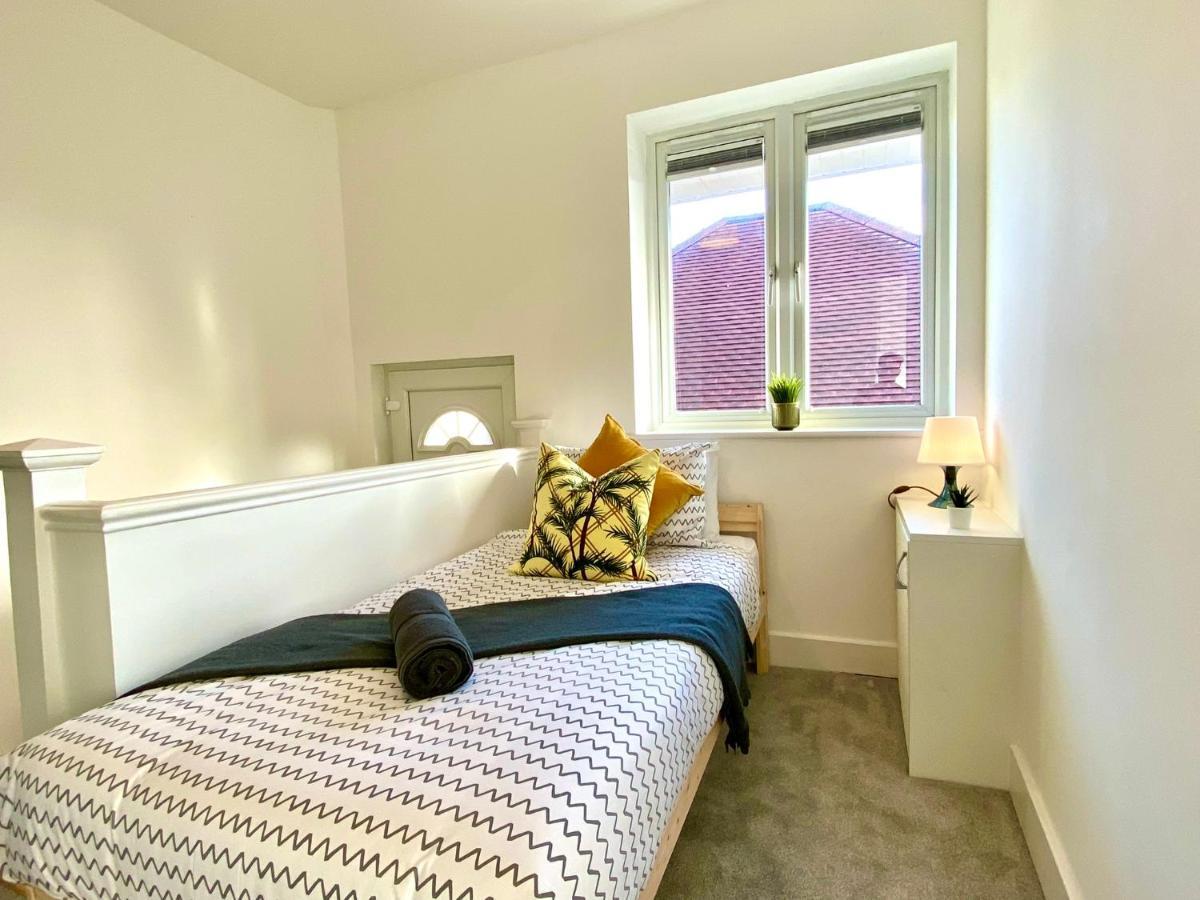 2 Min Walk To The Best Beach! Stunning Newly Refurbished Stylish 2 Bedroom Apartment! - Great Location - Free Parking - Fast Wifi - Smart Tv - Sleeps Up To 4! Close To Bournemouth & Poole Town Centre & Sandbanks Ngoại thất bức ảnh